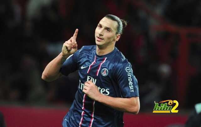 صور : إبرا يُتوج بجائزة أفضل لاعب في الدوري الفرنسي وسط ضحكات زملائه .!