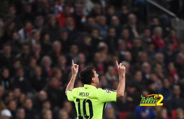 صور : برشلونة ينهي الشوط الأول متقدما بهدف ميسي رغم تلاعب أياكس به ..!