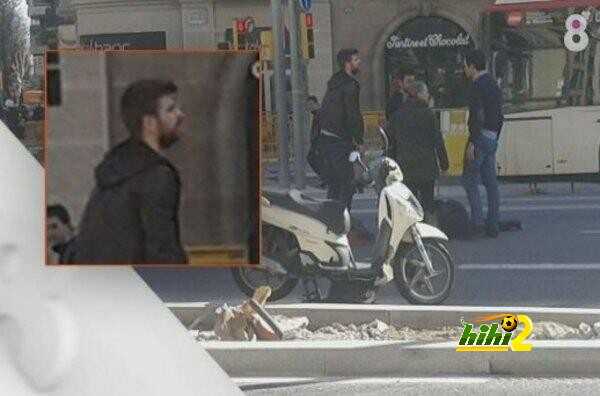 صورة : بيكيه يساعد إمرأة في حادث مروري ..!