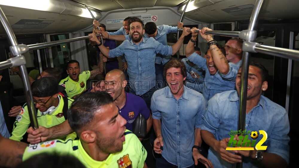 صور : احتفالات لاعبي برشلونة بالليغا في الطائرة