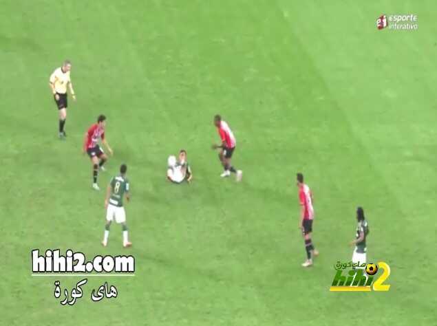 شاهد كيف استخدام اللاعب ذكاءة لوصول الكرة لزميلة