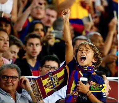 صور : مشجع برشلونة يلون وجهه بألوان شعار برشلونة ..!