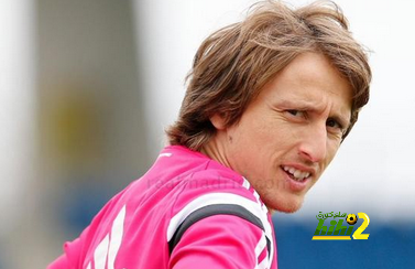 صورة : مودريتش يتسلم جائزة لاعب شهر فبراير في الريال
