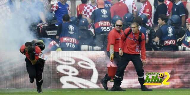 الشهب النارية كادت تحرم أحد المشجعين من نعمة البصر بمباراة كرواتيا و التشيك !
