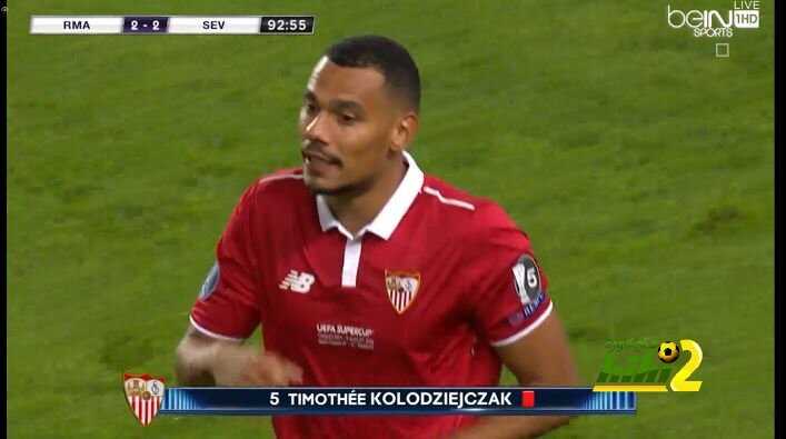 صور : تهور لاعب أشبيلية يكلفه الطرد ويترك فريقه يلعب منقوصا