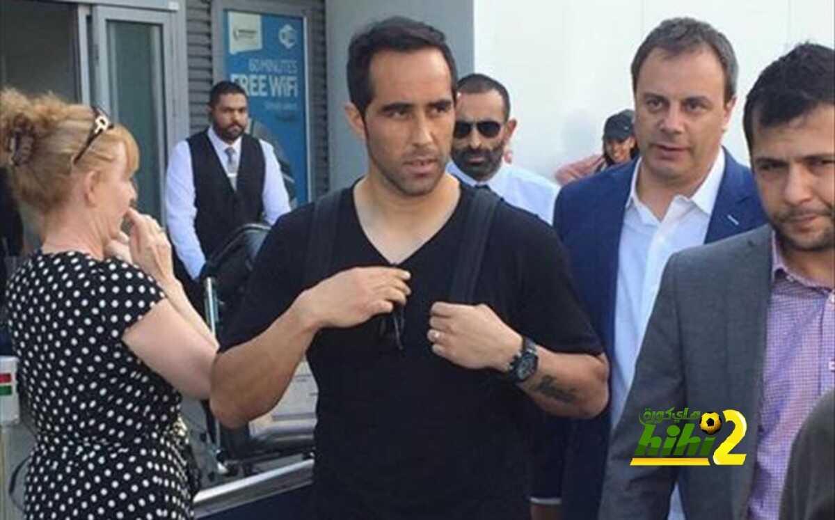 حارس برشلونة يصل لمدينة مانشستر