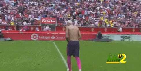 صورة : نيمار يهدي قميصه لأحد مشجعي خيخون