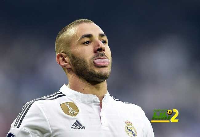 موقع فرنسي يهاجم ويمدح بنزيما في نفس الوقت!