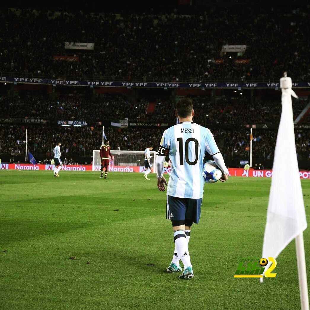 فيديو : ميسي يهين لاعب فينزويلا بتمريرة بين الاقدام