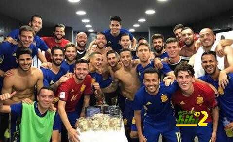 صورة : انيستا يحتفل بالتأهل إلى مونديال روسيا
