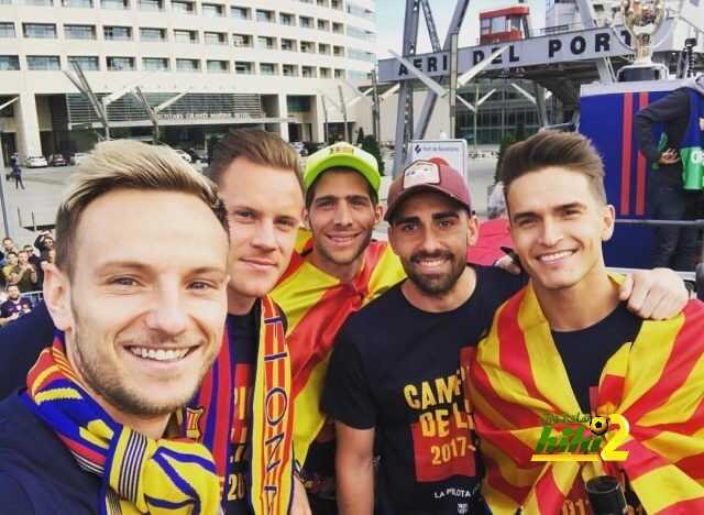 صور : احتفالات لاعبو برشلونة بالثنائية