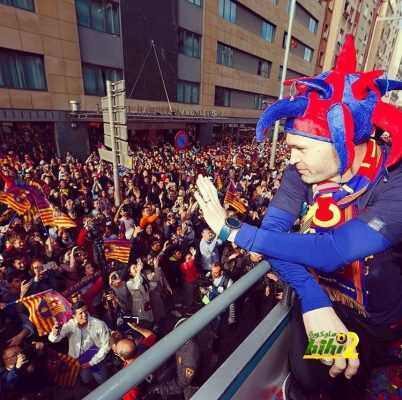 بالصور .. انيستا يودع جماهير برشلونة