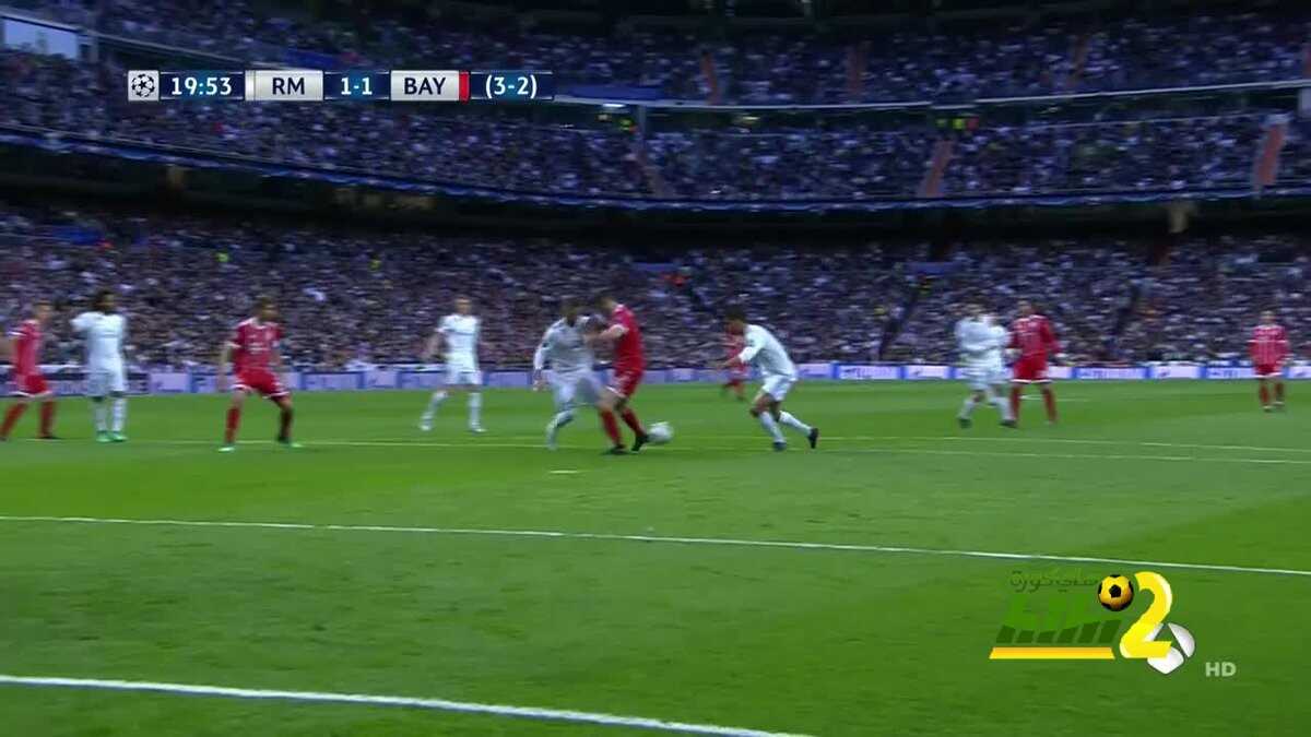 صور : ليفاندوفسكي يطالب الحكم بركلة جزاء