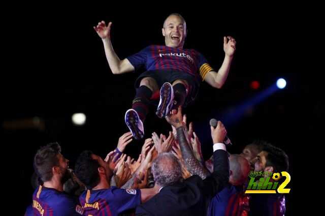 صورة : انيستا يرفع كأس الدوري