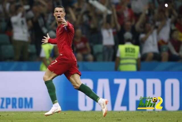 صورة : استسلام هييرو بعد هدف كريستيانو الثالث