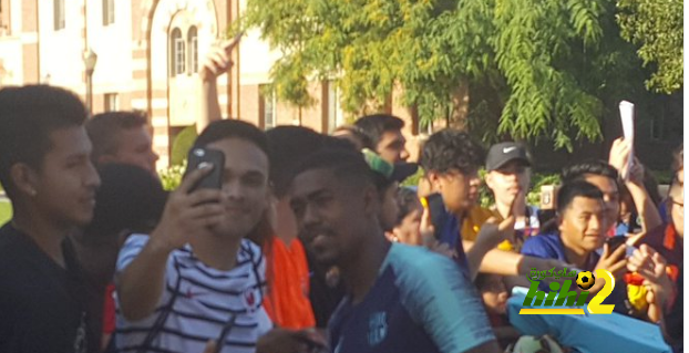 🔴 مالكوم يلتقط الصور مع المعجبين