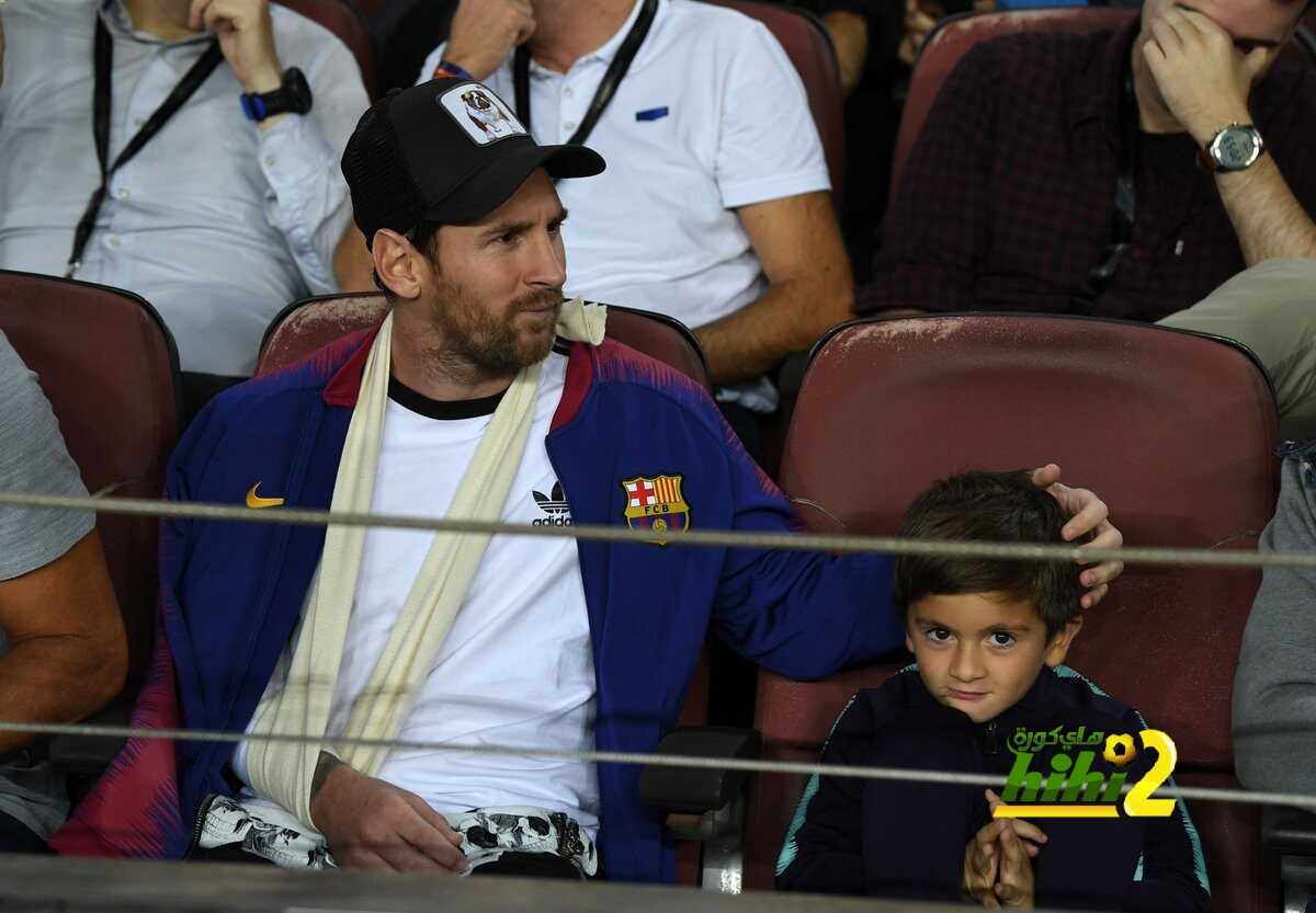 صور : ميسي يتابع برشلونة من مدرجات الكامب نو