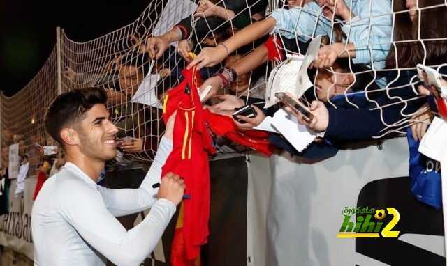 🔴 أسينسيو يوقع للمُشجعين في تدريبات المُنتخب الاسباني
