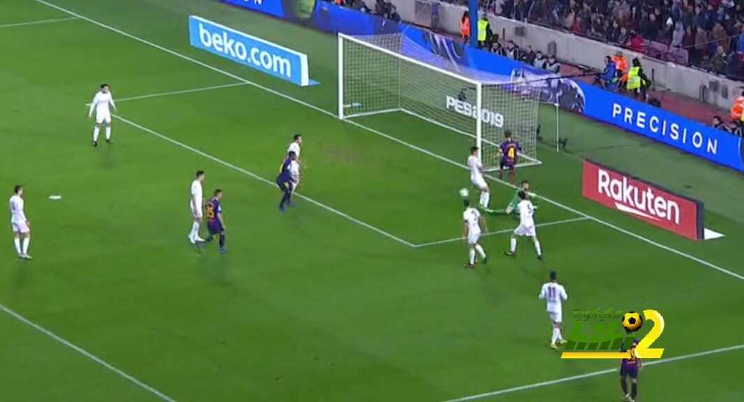 برشلونة يتقدم على ليونيسا بثنائية دينيس ومنير