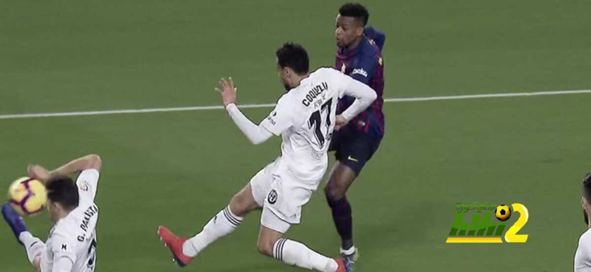 صور : الحكم يحرم برشلونة من ركلة جزاء واضحة
