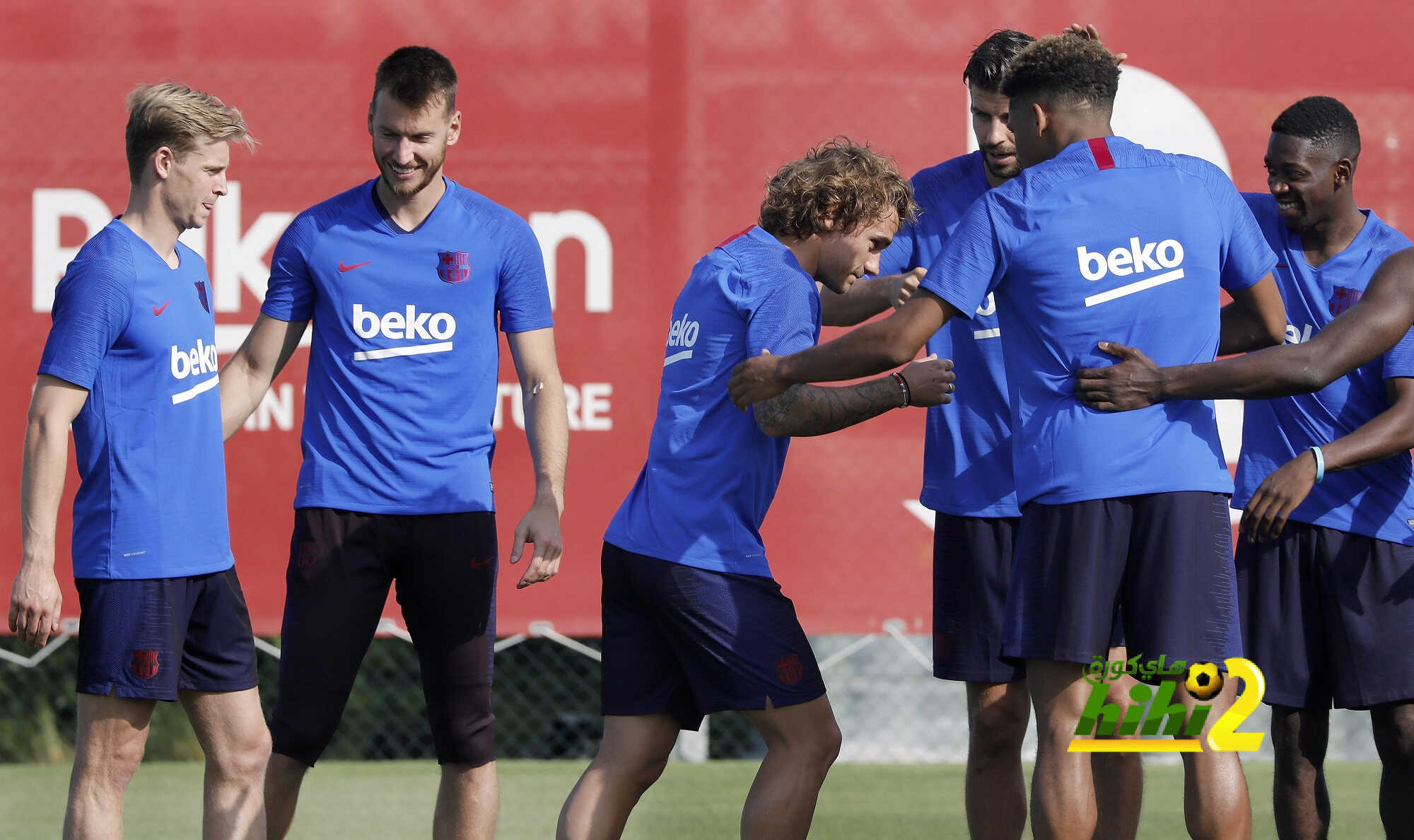 فيديو: ديمبيلي يداعب جريزمان بأولى تدريباته مع برشلونة