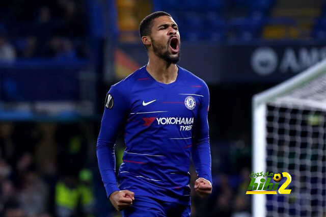 الموسيقي تتسبب في أزمة للاعب تشيلسي