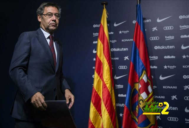 الأمن يمنع أحد مشجي برشلونة عن إبداء رأيه بـ بارتوميو