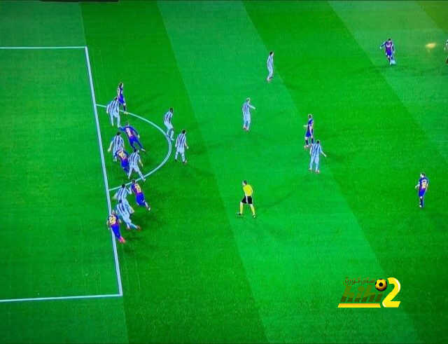 صور : الحكام يواصلون تقديم الهدايا لبرشلونة