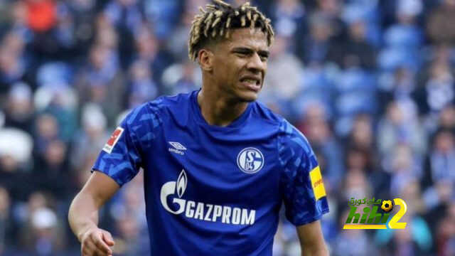 توديبو يخرج مصاباً خلال مباراة شالكه أمام بوروسيا دورتموند