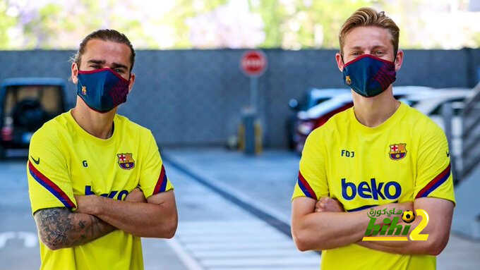 صورة: نجما برشلونة يروجان لقناع النادي الجديد