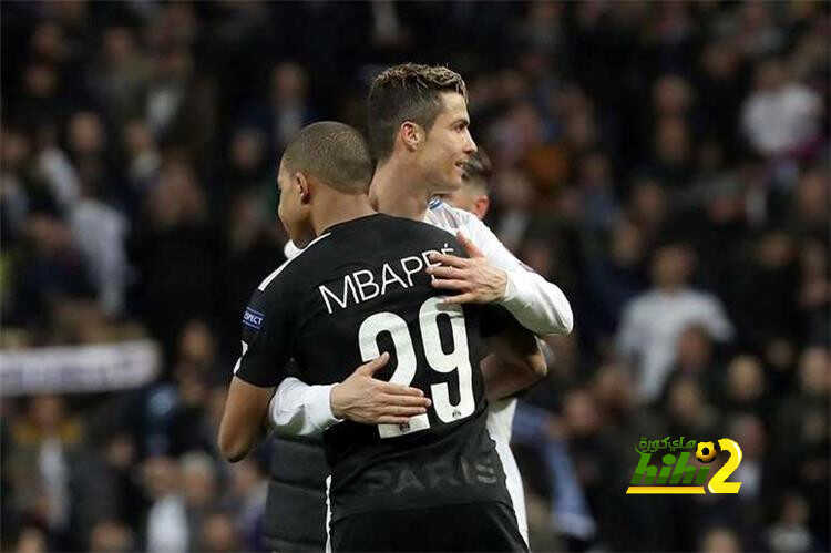 فيديو: حوار جانبي طريف بين مبابي ومثله الأعلى رونالدو