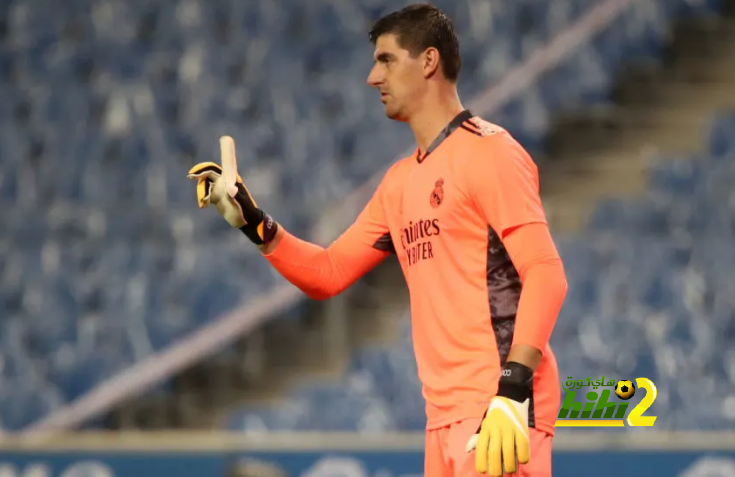 فيديو: كورتوا يداعب الجماهير في مران ريال مدريد