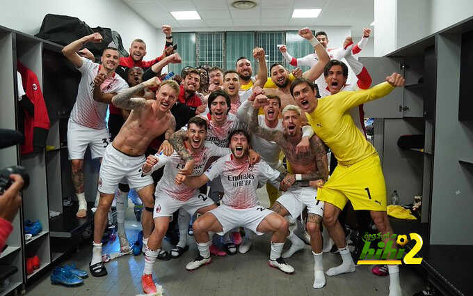 دياز يحتفل مع لاعبي ميلان بالتأهل إلى دوري الأبطال