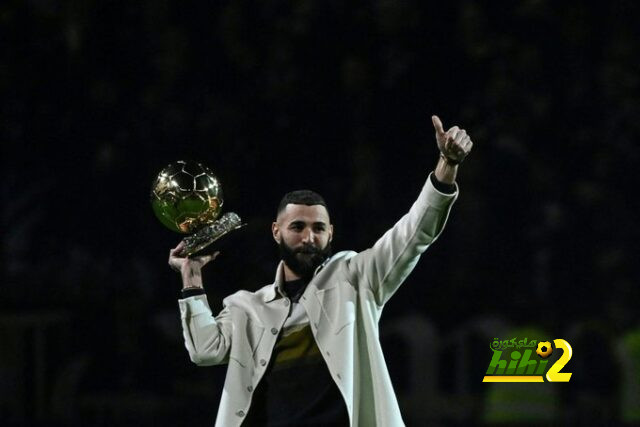 كريم بنزيما يقدم الكرة الذهبية لجماهير ناديه الأول.. فيديو