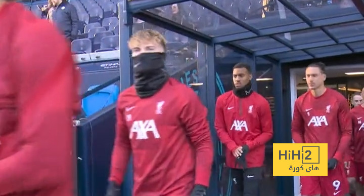فريق ليفربول يدخل ملعب الاتحاد لأداء عمليات الإحماء قبل قمة السيتي
