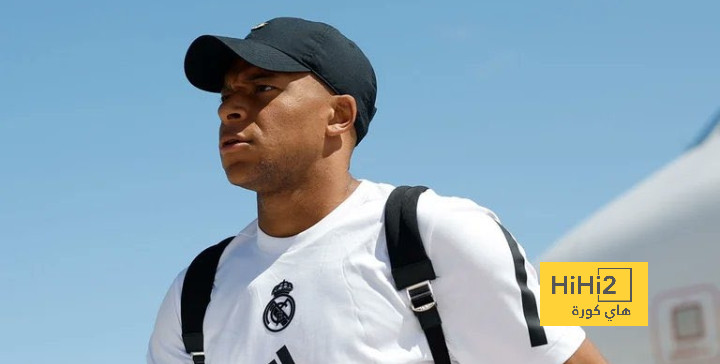 جمهور ريال مدريد ينتظر اللاعبين خارج فندق الإقامة
