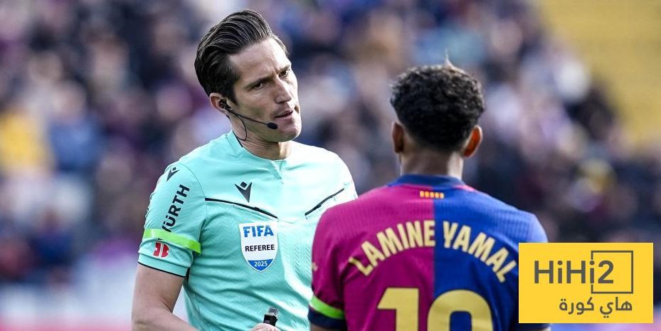 الكشف عن حكم مباراة برشلونة وفياريال.. شاهد بالأرقام