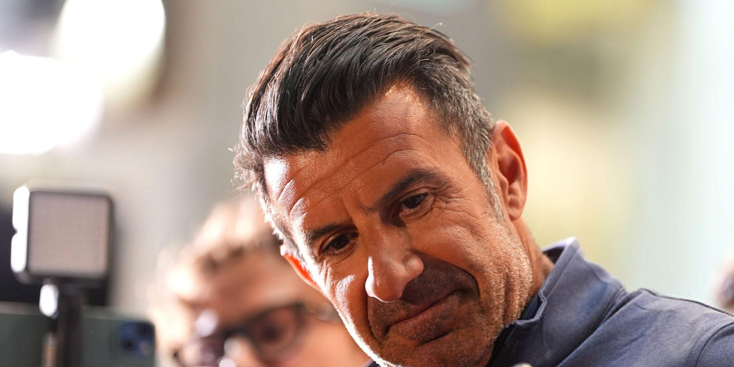 فيغو يشتبك مع جماهير برشلونة في لشبونة والسبب…؟!