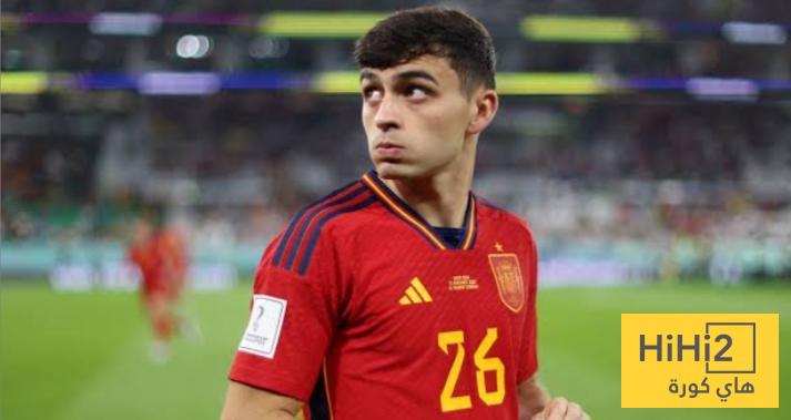 صورة.. بيدري يلبي طلب المشجعين في ميونخ