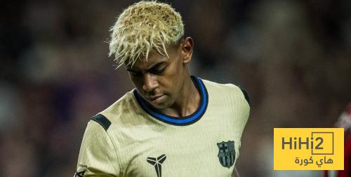 فيديو.. لامين يلتقط صورة مع لاعب لاماسيا السابق قبل مغادرة ملعب سيول