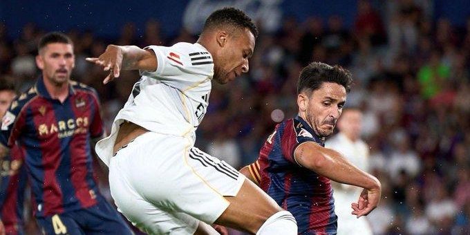تعليق لاعب ليفانتي على ركلة جزاء مبابي