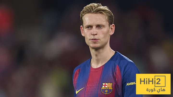 لاعب برشلونة الشاب يراقب دي يونغ