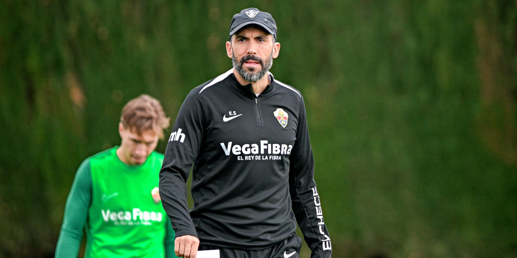 مدرب اليتشي يرد على فكرة تدريب برشلونة