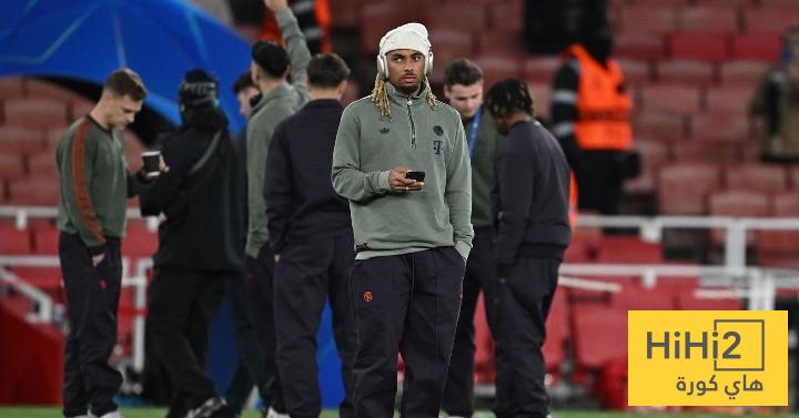 لاعبو البايرن يتفقدون أرضية ملعب أرسنال.. صور