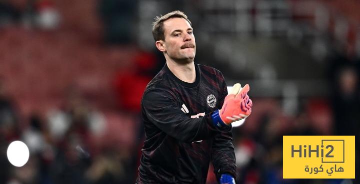 صور.. نوير يعتذر للاعبين بعد تسببه في استقبال الهدف الأول