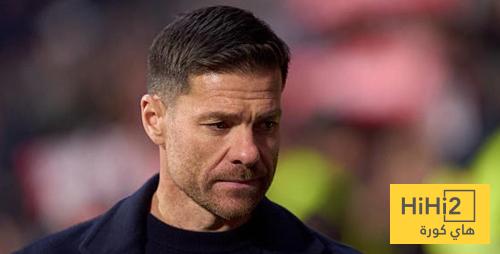 صورة .. ألونسو يتحدث هاتفيا أثناء توجه ريال مدريد الى الى بيلباو