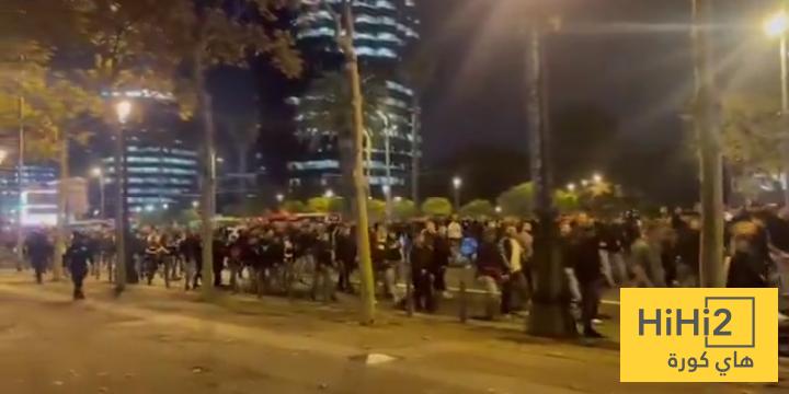 في الكورة : جماهير فرانكفورت تتوافد على ملعب برشلونة