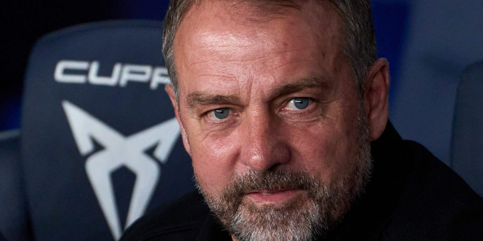 موقف فليك من تجديد عقده مع برشلونة