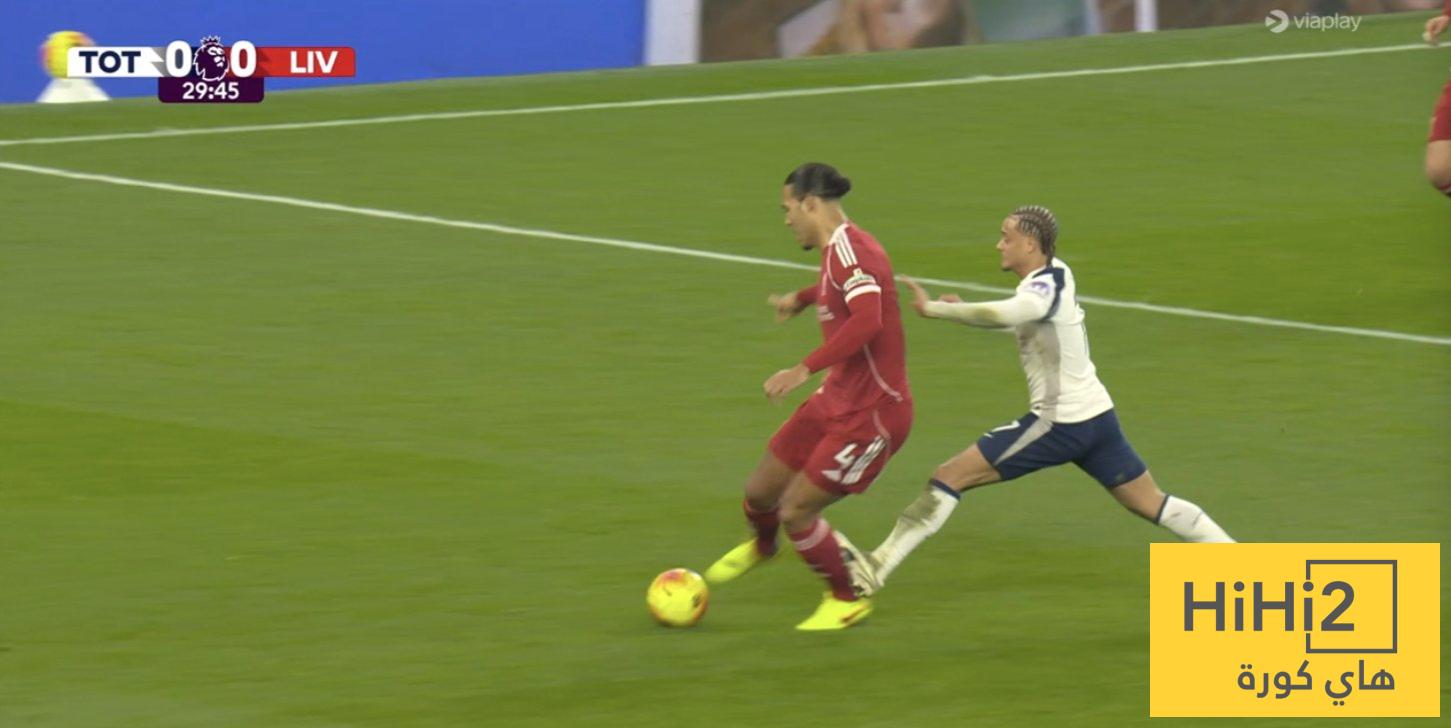 المباريات التي سيغيب عنها سيمونز بعد الطرد أمام ليفربول