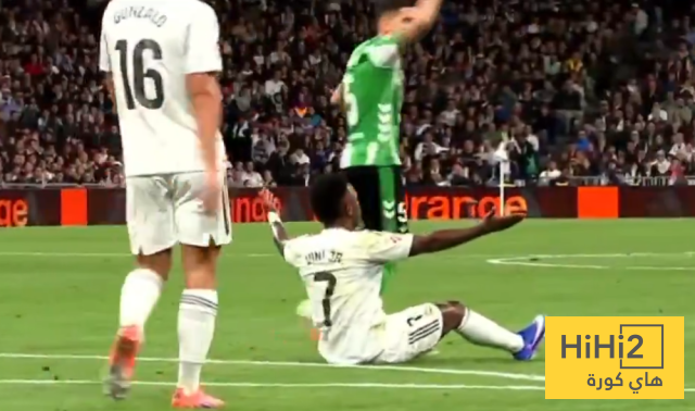 صور.. مشادة كلامية بين فينيسيوس ولاعب ريال بيتيس في المباراة 3